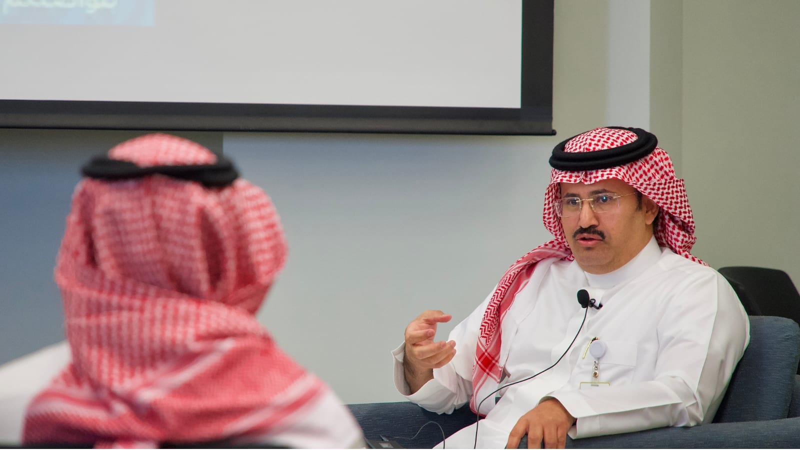 متحدث يشارك تجربته خلال جلسة نقاشية في الأكاديمية الطلابية